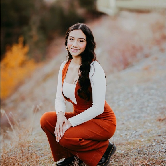 Meet your Posher, Camila - Picture 1 of 3